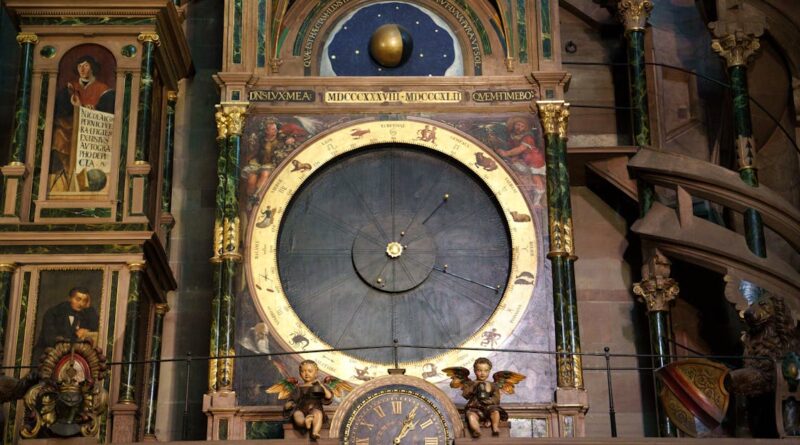découvrez l'incroyable horloge astronomique, un chef-d'œuvre de mécanique et d'art qui illustre le mouvement des astres et le passage du temps. admirez ses détails exquis et apprenez son histoire fascinante.