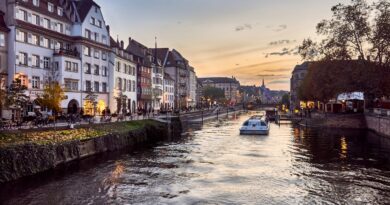 découvrez strasbourg, une ville riche en histoire et en culture, célèbre pour sa cathédrale majestueuse, ses canaux pittoresques et sa gastronomie délicieuse. explorez son ambiance unique mêlant traditions alsaciennes et modernité dans un cadre enchanteur.