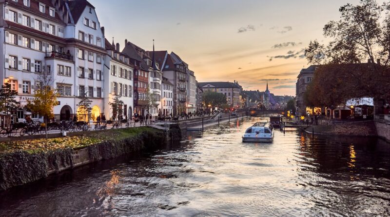 découvrez strasbourg, une ville au riche patrimoine culturel et architectural, mêlant traditions alsaciennes et modernité. explorez ses canaux pittoresques, ses quartiers historiques et savourez la gastronomie locale. un voyage inoubliable vous attend dans la capitale européenne !